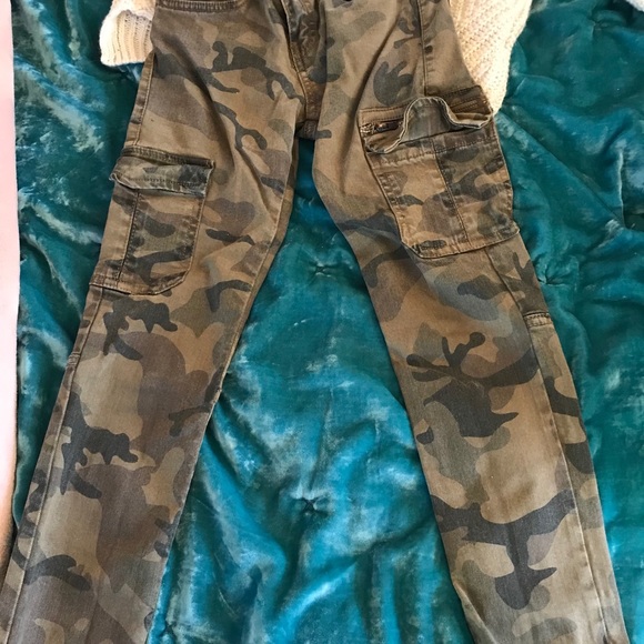 Zara girls size camouflage jeans with Zara sweater - Picture 3 of 4